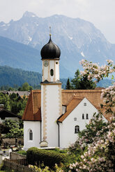 Deutschland, Bayern, Wallgau, Katholische Pfarrkirche mit Bergen im Hintergrund - 12795CS-U