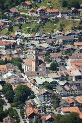 Deutschland, Bayern, Mittenwald, Ansicht des Dorfes von oben - 12793CS-U