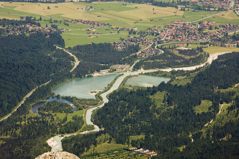 Deutschland, Bayern, Krün, Luftaufnahme des Barmsees mit Dorf - 12788CS-U