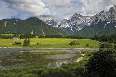 Deutschland, Bayern, Schmalsee mit Karwendelgebirge im Hintergrund - 12781CS-U