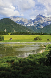 Deutschland, Bayern, Schmalsee mit Karwendelgebirge im Hintergrund - 12780CS-U