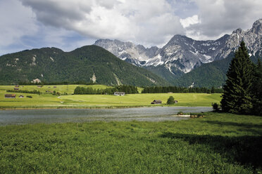 Deutschland, Bayern, Schmalsee mit Karwendelgebirge im Hintergrund - 12779CS-U