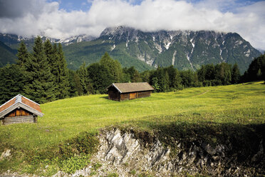 Deutschland, Bayern, Blick auf Buckelwiese mit Karwendelgebirge im Hintergrund - 12762CS-U