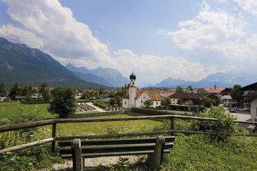 Deutschland, Bayern, Wallgau, Blick auf ein Dorf mit Bergen im Hintergrund - 12736CS-U
