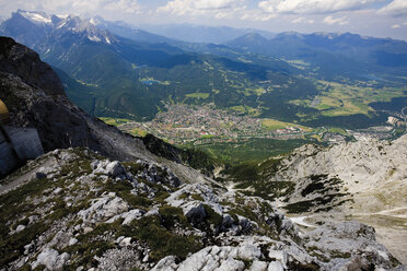 Deutschland, Bayern, Mittenwald, Blick von der Karwendelspitze im Karwendelgebirge - 12731CS-U