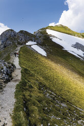 Deutschland, Bayern, Karwendelspitze, Wanderer im Karwendelgebirge - 12723CS-U