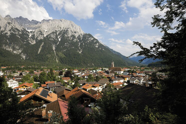 Deutschland, Bayern, Mittenwald, Blick auf Dorf mit Berg im Hintergrund - 12718CS-U