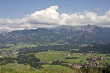 Deutschland, Bayern, Allgäu, Blick auf Fischen und Hörnergruppe - LFF00168