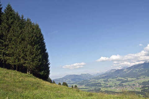 Deutschland, Bayern, Allgäu, Blick auf das Fischengebiet mit Hörnergruppe im Hintergrund, lizenzfreies Stockfoto