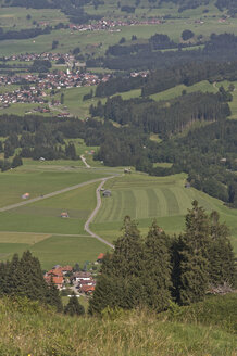 Deutschland, Allgäu, Bayern, Blick auf das Fischengebiet mit der Hörnergruppe im Hintergrund - LFF00166