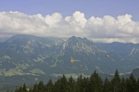 Deutschland, Allgäu, Bayern, Blick auf Drachenfliegen über fischenem Gebiet, lizenzfreies Stockfoto