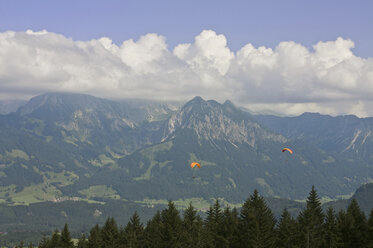 Deutschland, Allgäu, Bayern, Blick auf Drachenfliegen über fischenem Gebiet - LFF00164