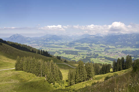 Deutschland, Bayern, Allgäu, Blick auf das Fischengebiet mit Hörnergruppe im Hintergrund, lizenzfreies Stockfoto