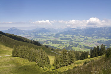 Deutschland, Bayern, Allgäu, Blick auf das Fischengebiet mit Hörnergruppe im Hintergrund - LFF00161