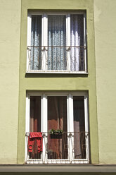 Deutschland, Bayern, München, Klamotten am Fenster - LFF00159