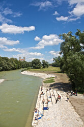 Deutschland, Bayern, München, Menschen an der Isar mit St. Maximilian Kirche im Hintergrund - LFF00158