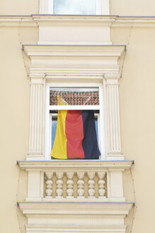 Deutschland, Bayern, München, deutsche Flagge am Fenster - LFF00154