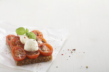 Tomate-Mozzarella-Sandwich auf weißem Hintergrund, Nahaufnahme - CHKF01068