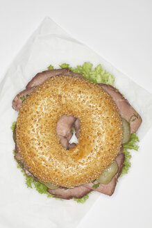 Roastbeefsandwich auf weißem Hintergrund, Nahaufnahme - CHKF01064