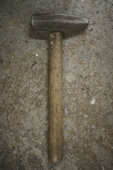 Nahaufnahme eines alten Hammers - TLF00448