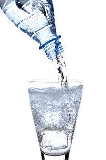Mineralwasser wird in ein Glas gegossen, Nahaufnahme - 12839CS-U