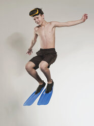 Junge (12-13) im Tauchanzug und beim Springen - FMKF00162