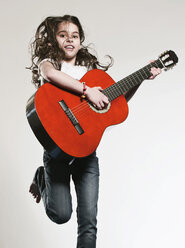 Mädchen (12-13) spielt Gitarre, lächelnd - FMKF00156