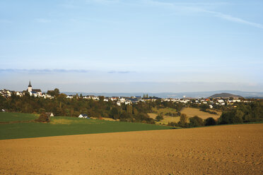 Deutschland, Rheinland-Pfalz, Vulkaneifel, Ansicht einer ländlichen Szene mit Stadt - 12932CS-U