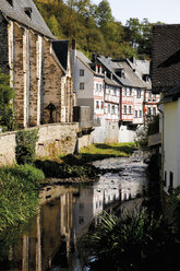 Germany, Rhineland-Palatinate, Monreal, Elzbach, View of city with lake - 12919CS-U