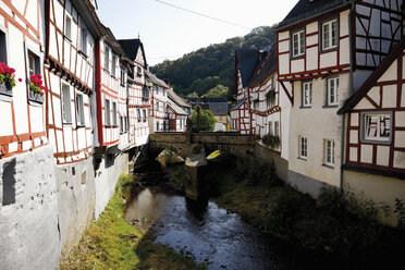 Deutschland, Rheinland-Pfalz, Monreal, Elzbach, Ansicht der Stadt mit Brücke - 12917CS-U