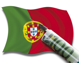 Nahaufnahme der Geldspritze auf der portugiesischen Flagge - 12889CS-U