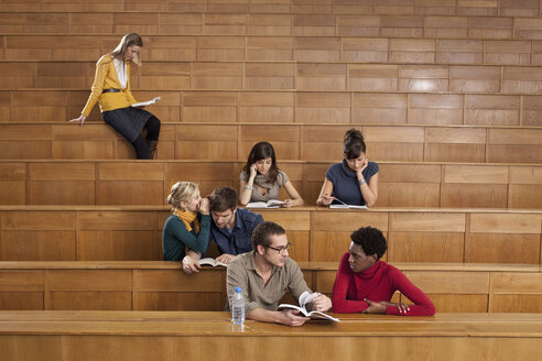 Deutschland, Leipzig, Gruppe von Universitätsstudenten, die gemeinsam in einem Klassenzimmer lernen - BABF00624