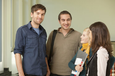 Deutschland, Leipzig, Studenten im Gespräch in der Universität, lächelnd - BABF00603