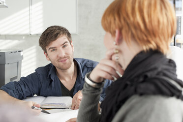 Deutschland, Leipzig, Studenten studieren gemeinsam - BABF00541