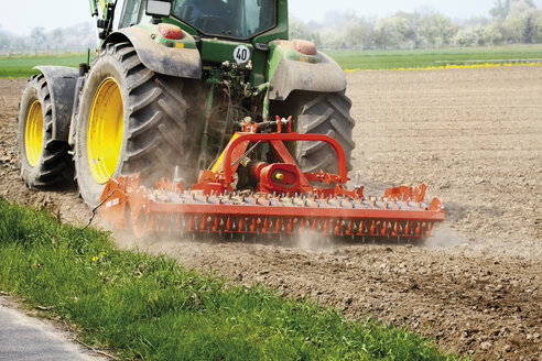 Blick auf einen Traktor, der ein Feld pflügt - 13004CS-U