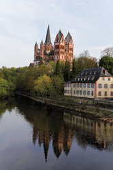 Deutschland, Hessen, Limburger Dom mit Menschen im Hintergrund - 12971CS-U