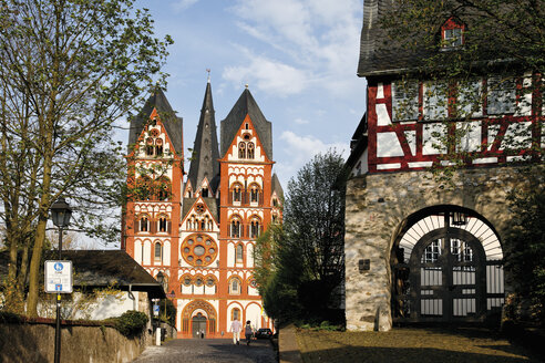 Deutschland, Hessen, Limburger Dom mit Menschen im Hintergrund - 12967CS-U