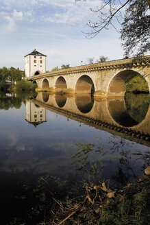 Deutschland, Hessen, Limburg, Alte Lahnbrücke, Brücke mit Schloss im Hintergrund - 12964CS-U