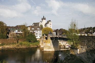 Deutschland, Rheinland Pfalz, Brücke mit Schloss im Hintergrund - 12961CS-U