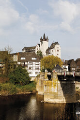 Deutschland, Rheinland Pfalz, Brücke mit Schloss im Hintergrund - 12960CS-U