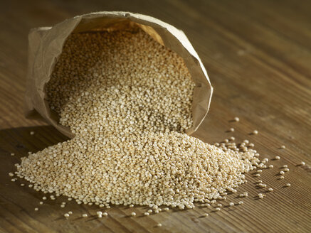 Quinoa-Körner, die auf eine Holzoberfläche fallen - SRSF00185