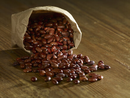 Borlotti beans spilled on wooden surface - SRSF00151