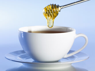 Honiglöffel mit Teetasse, Nahaufnahme - SRSF00142