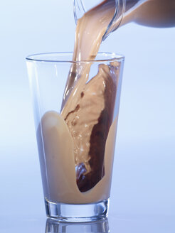 Einschenken von Schokoladenmilchshake in ein Glas, Nahaufnahme - SRSF00139