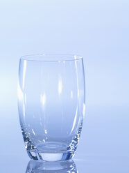 Leeres Glas vor blauem Hintergrund, Nahaufnahme - SRSF00129