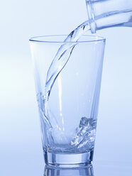 Wasser in ein Glas gießen, Nahaufnahme - SRSF00114