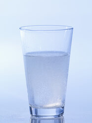 Fizzing tablet in glass of water, close-up - SRSF00112