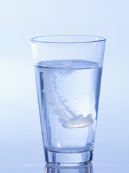 Fizzing tablet in glass of water, close-up - SRSF00111