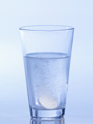 Sprudeltablette in einem Glas Wasser, Nahaufnahme - SRSF00109