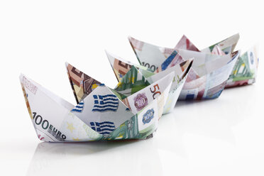 Origami-Papierschiffchen aus Euro-Noten auf weißem Hintergrund - 13044CS-U